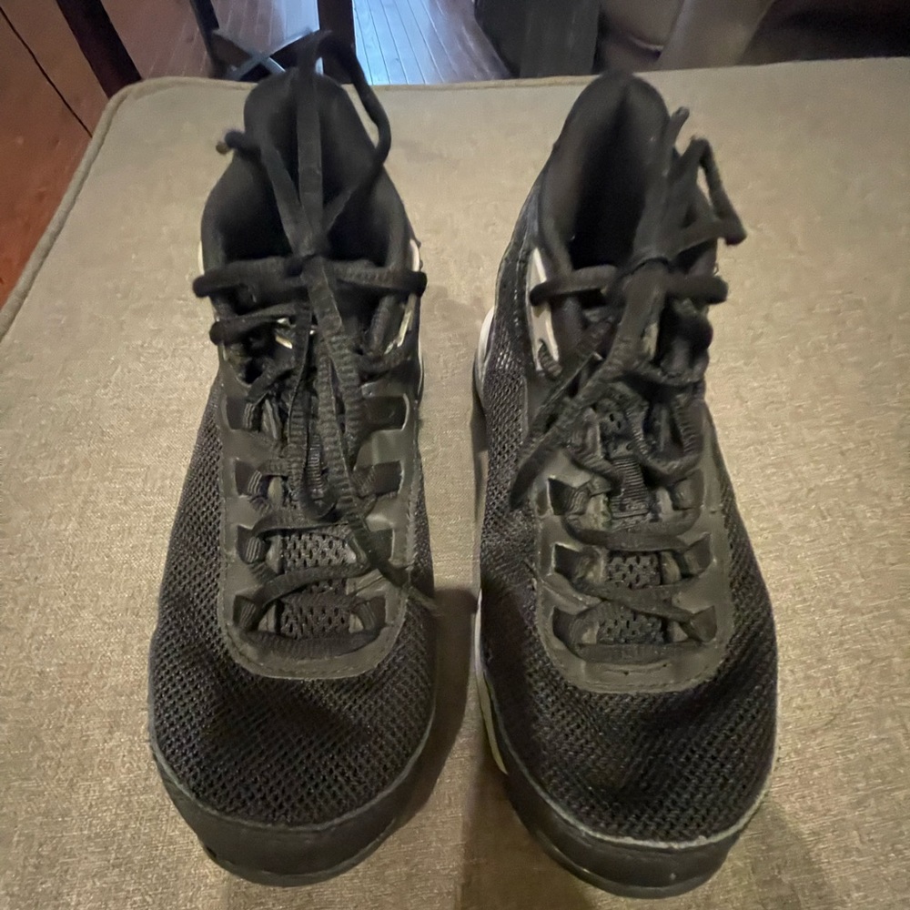Under Armour Boys 2.5Y black high top sneakers